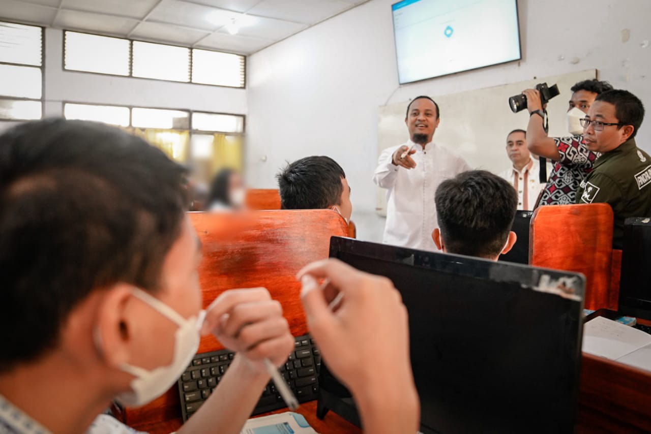 Pantau Pembelajaran Smart School di SMA 1 Tator, Gubernur Berinteraksi dengan Para Pelajar